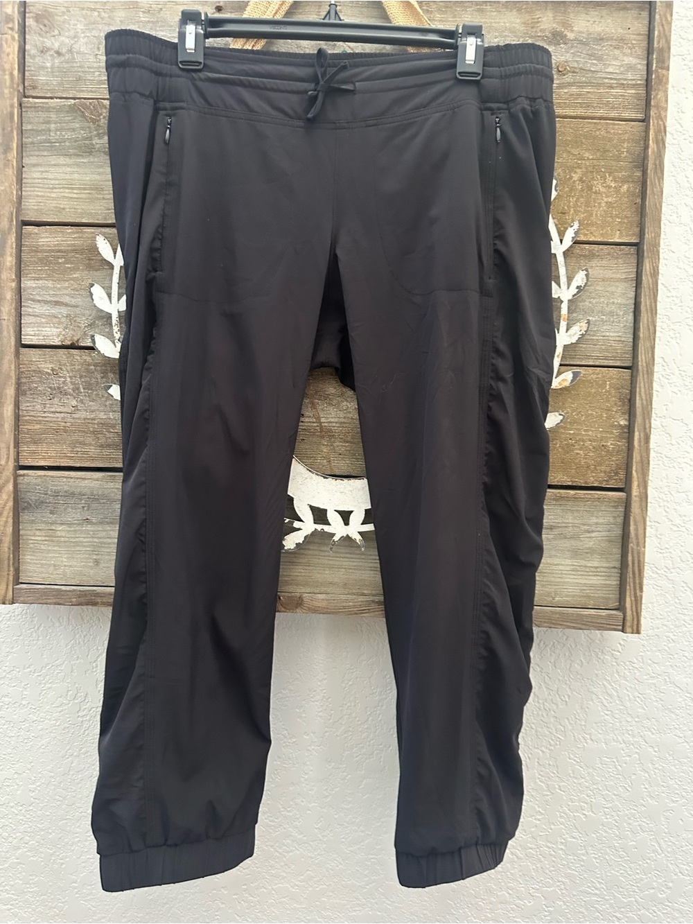 Athleta La Viva Capri Black Activewear Joggers S/964585-00 Women’s size 8